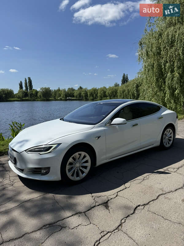 Tesla Model S 2020