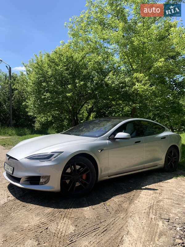 Ліфтбек Tesla Model S 2017 в Львові