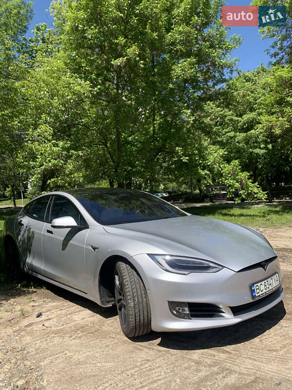 Ліфтбек Tesla Model S 2017 в Львові