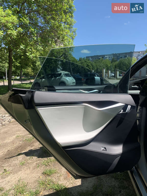 Ліфтбек Tesla Model S 2017 в Львові
