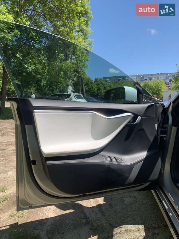 Ліфтбек Tesla Model S 2017 в Львові