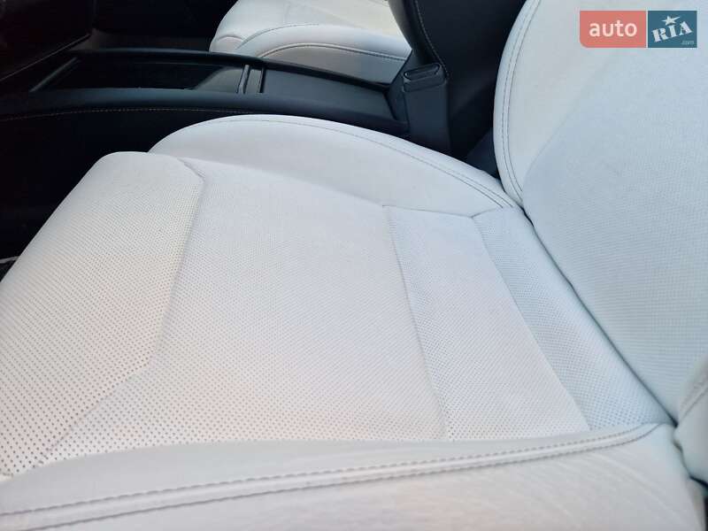 Лифтбек Tesla Model S 2018 в Львове