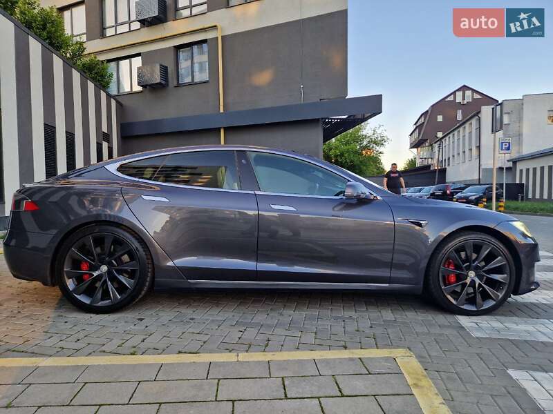 Лифтбек Tesla Model S 2018 в Львове