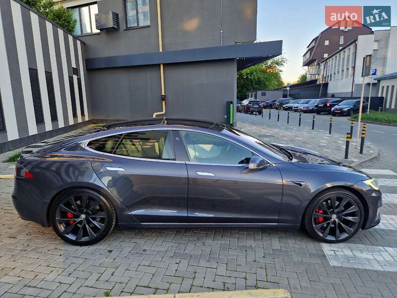 Лифтбек Tesla Model S 2018 в Львове