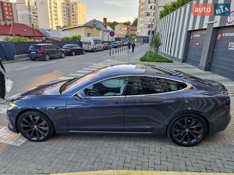 Лифтбек Tesla Model S 2018 в Львове