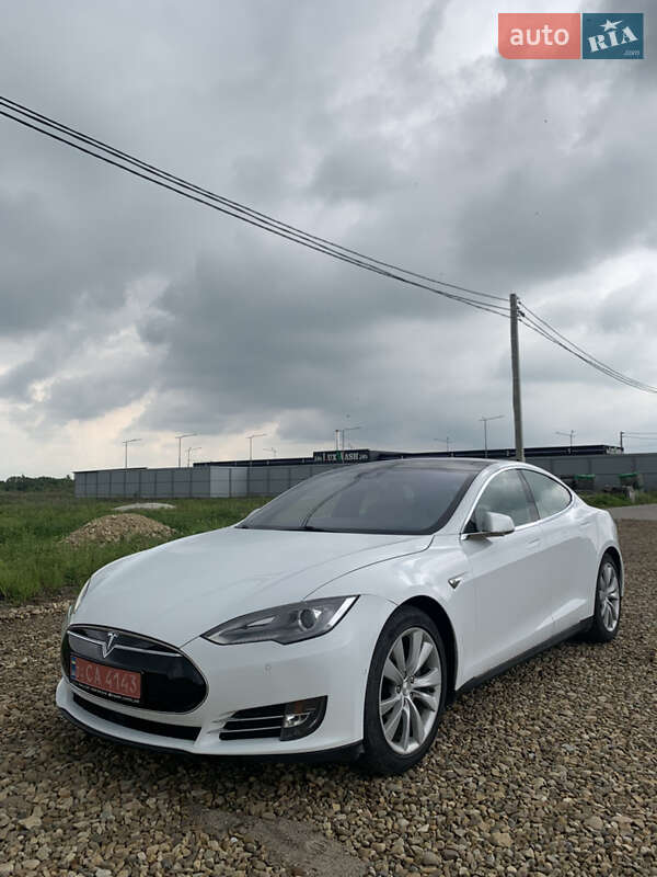 Лифтбек Tesla Model S 2015 в Львове
