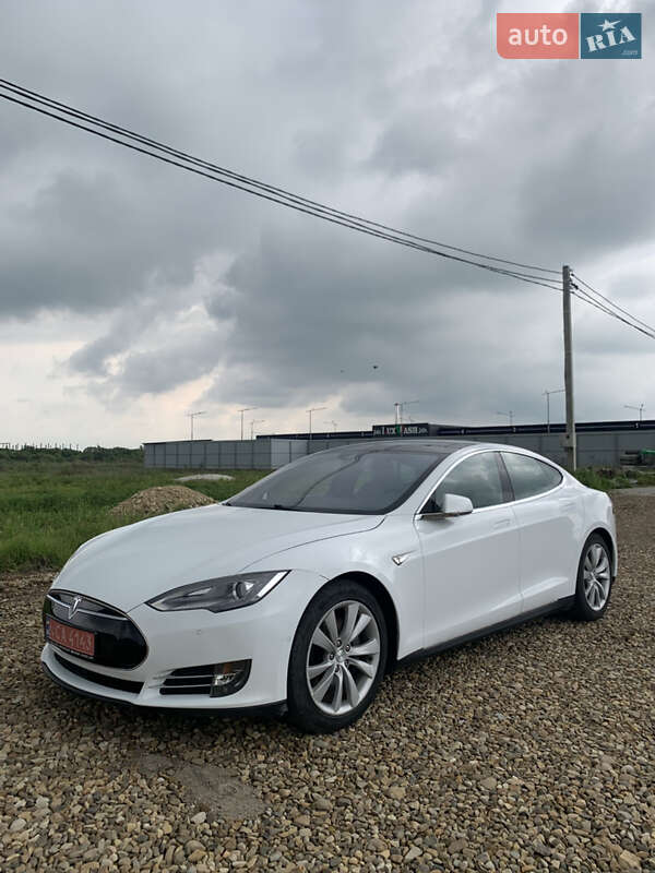 Лифтбек Tesla Model S 2015 в Львове