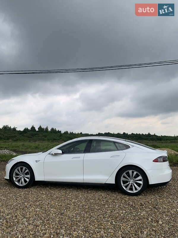 Лифтбек Tesla Model S 2015 в Львове