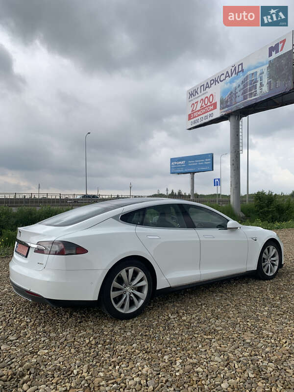 Лифтбек Tesla Model S 2015 в Львове