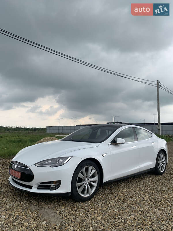 Лифтбек Tesla Model S 2015 в Львове