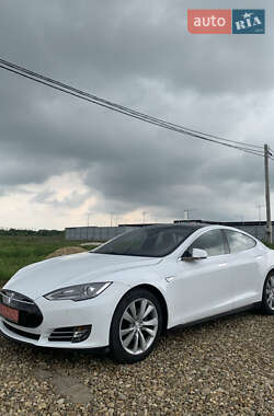 Лифтбек Tesla Model S 2015 в 