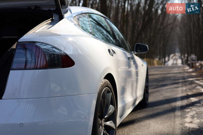 Ліфтбек Tesla Model S 2016 в Луцьку