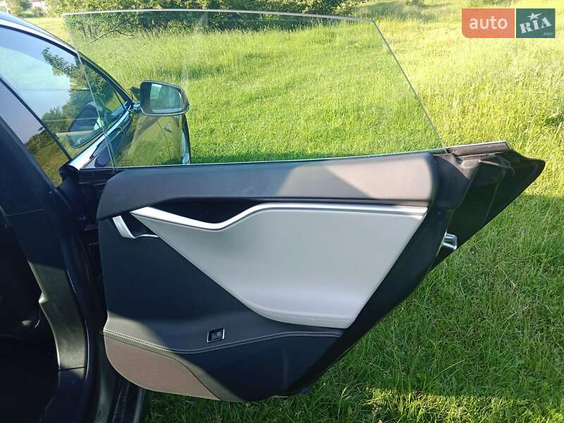 Лифтбек Tesla Model S 2015 в Ивано-Франковске