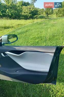 Лифтбек Tesla Model S 2015 в 