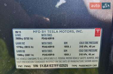 Лифтбек Tesla Model S 2015 в 