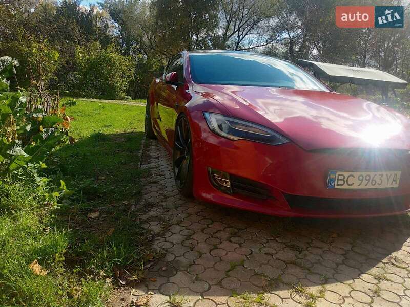 Лифтбек Tesla Model S 2017 в Сходнице