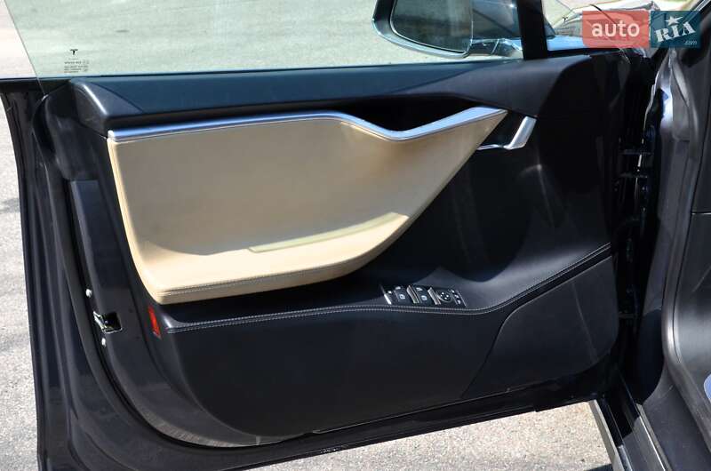 Ліфтбек Tesla Model S 2016 в Києві
