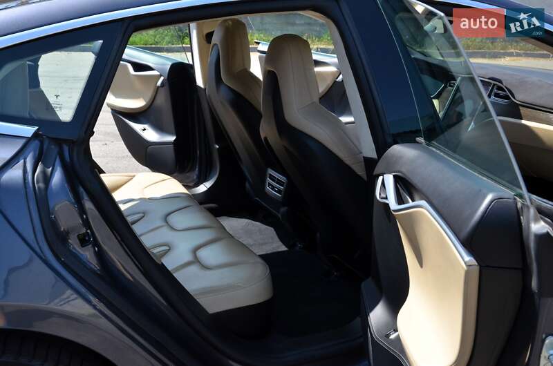 Ліфтбек Tesla Model S 2016 в Києві