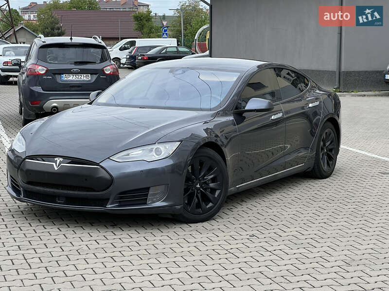 Лифтбек Tesla Model S 2015 в 