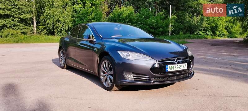 Лифтбек Tesla Model S 2015 в 