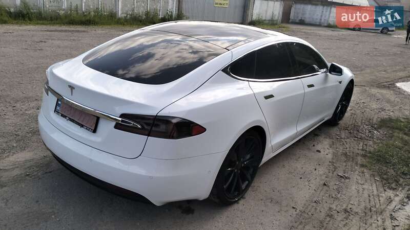Лифтбек Tesla Model S 2016 в Львове