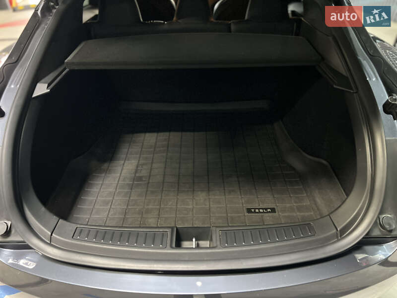 Ліфтбек Tesla Model S 2018 в Самборі