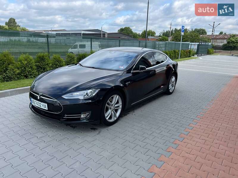 Лифтбек Tesla Model S 2015 в 