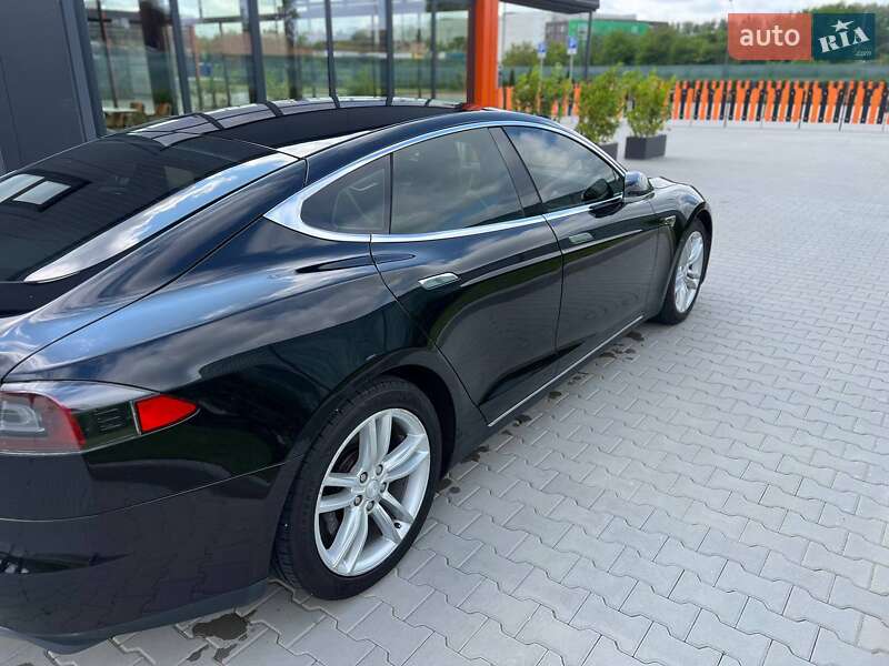 Лифтбек Tesla Model S 2015 в Виннице