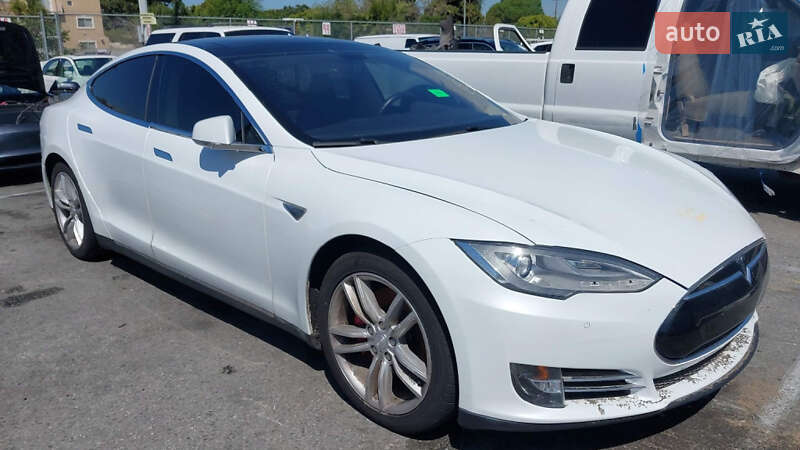 Лифтбек Tesla Model S 2014 в 