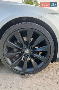 Лифтбек Tesla Model S 2013 в 