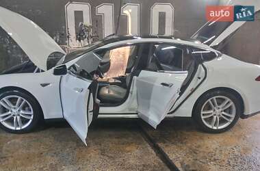 Лифтбек Tesla Model S 2015 в 