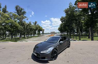 Лифтбек Tesla Model S 2015 в 
