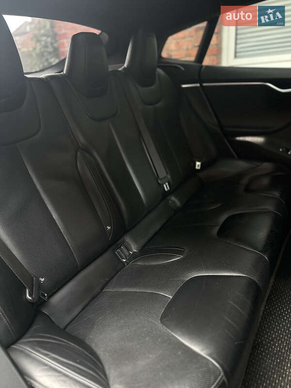 Лифтбек Tesla Model S 2017 в Львове