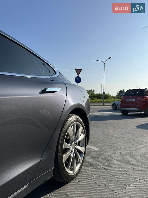 Лифтбек Tesla Model S 2016 в Львове