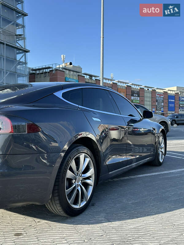 Лифтбек Tesla Model S 2016 в Львове