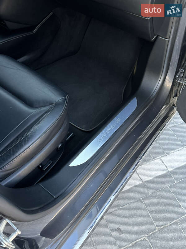 Лифтбек Tesla Model S 2016 в Львове