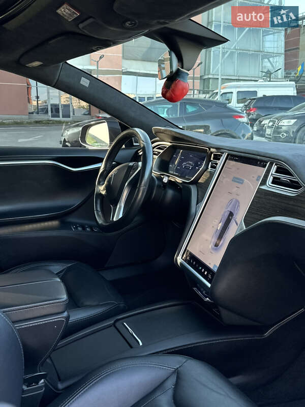Лифтбек Tesla Model S 2016 в Львове