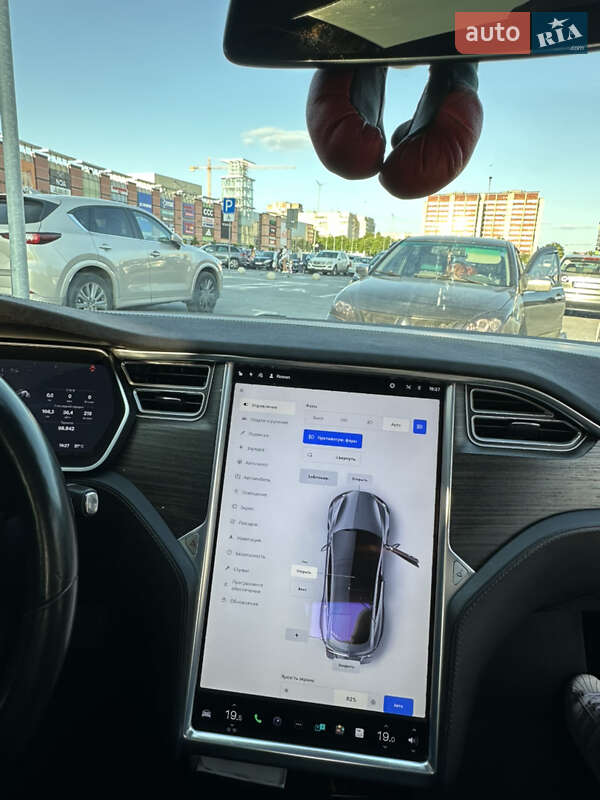 Лифтбек Tesla Model S 2016 в Львове