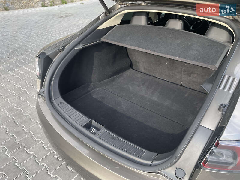 Лифтбек Tesla Model S 2016 в Виннице