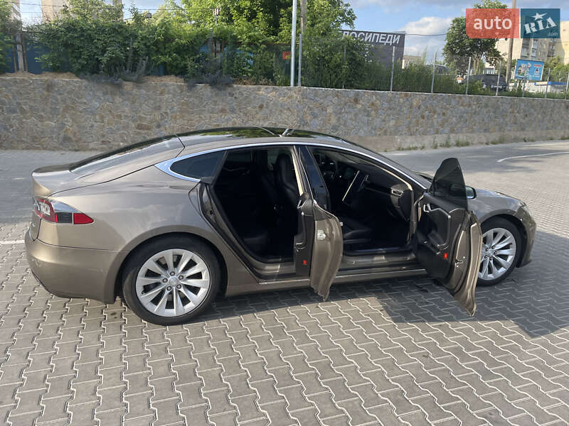 Лифтбек Tesla Model S 2016 в Виннице