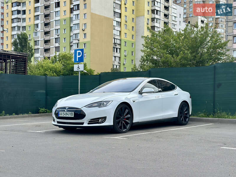 Лифтбек Tesla Model S 2015 в Киеве