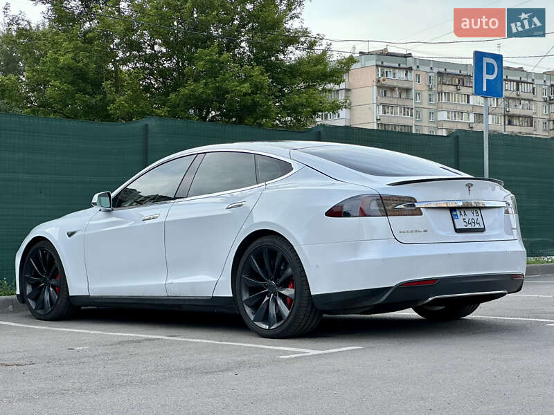 Лифтбек Tesla Model S 2015 в Киеве