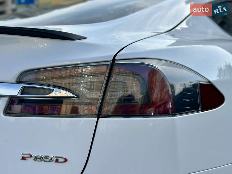 Лифтбек Tesla Model S 2015 в Киеве