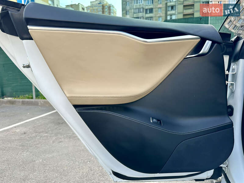 Лифтбек Tesla Model S 2015 в Киеве
