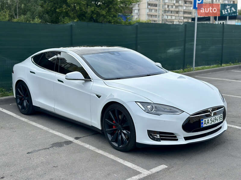 Лифтбек Tesla Model S 2015 в Киеве