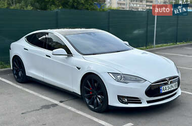 Лифтбек Tesla Model S 2015 в 