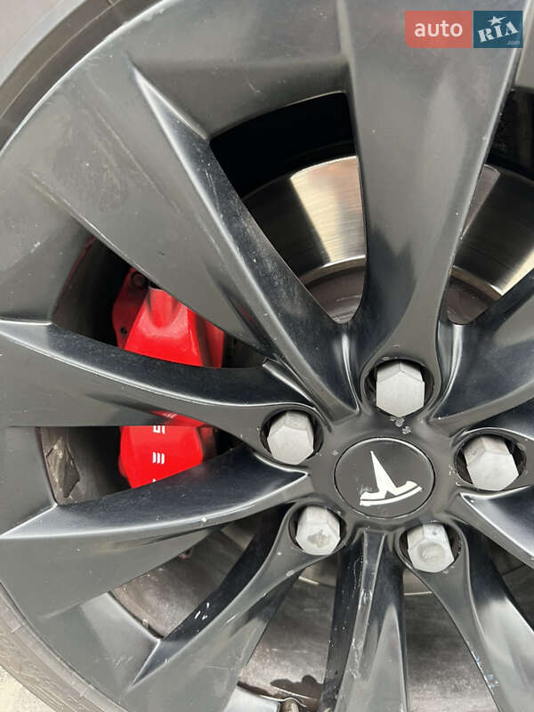 Ліфтбек Tesla Model S 2016 в Львові