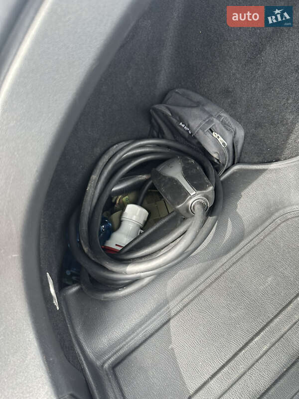 Лифтбек Tesla Model S 2018 в Киеве фото 21 Лифтбек Tesla Model S 2018 в Киеве