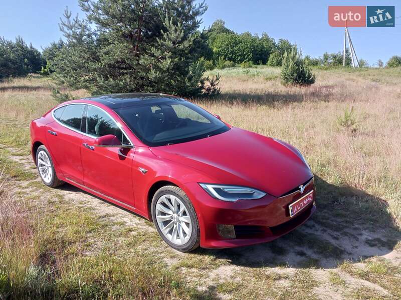 Лифтбек Tesla Model S 2016 в Новояворовске