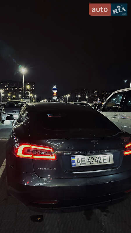 Лифтбек Tesla Model S 2016 в Львове